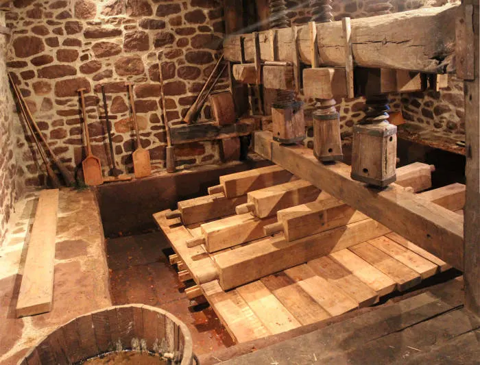 The wooden press at Gamioxarrea, with its screws and shovels, between stone walls
