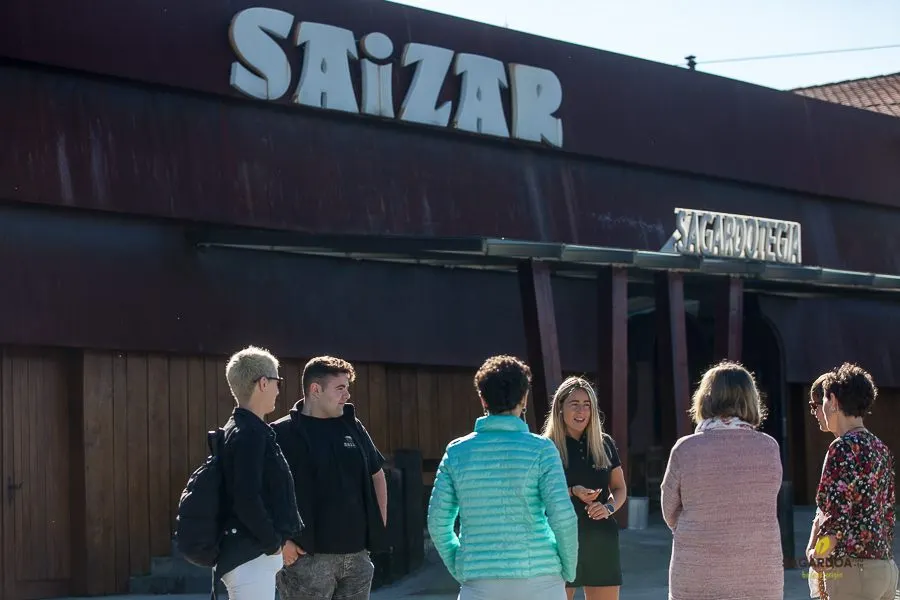 Group of visitors with the guide in front of the Saizar cider house