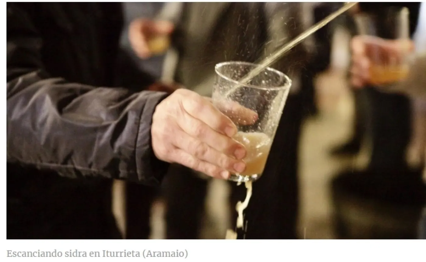 Las cuadrillas alavesas retoman con entusiasmo el tradicional ‘Txotx’ en Vitoria
