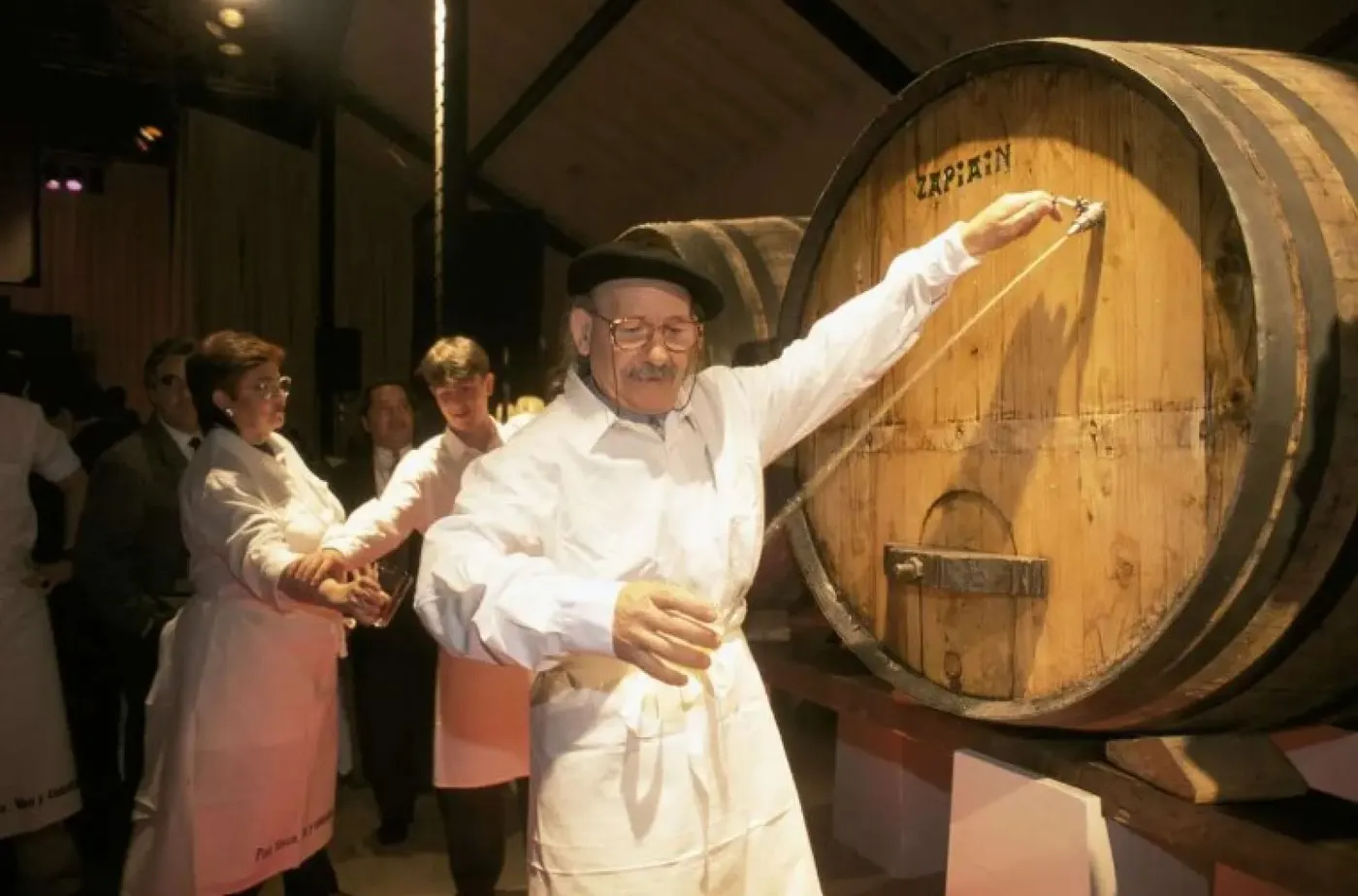 ¿Sabes qué es el txotx? Descubre la sidra vasca y su tradición