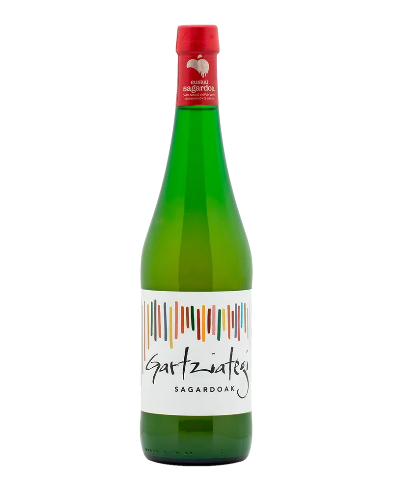 Botella verde de Gartziategi con etiqueta blanca de rayas de colores y cápsula roja de la DO