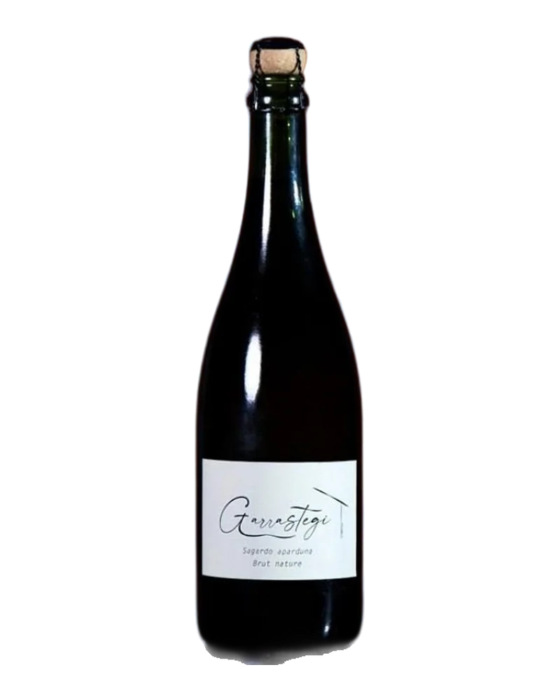 Garrastegi brut nature sagardo apardunaren botila iluna, kaba motakoa, kortxozko tapoiarekin eta etiketa zuriarekin