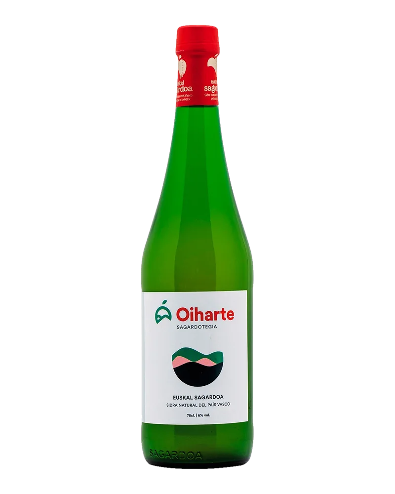 Botella verde de Oiharte Euskal Sagardoa con etiqueta blanca, el logotipo de Oiharte y cápsula roja de la DO