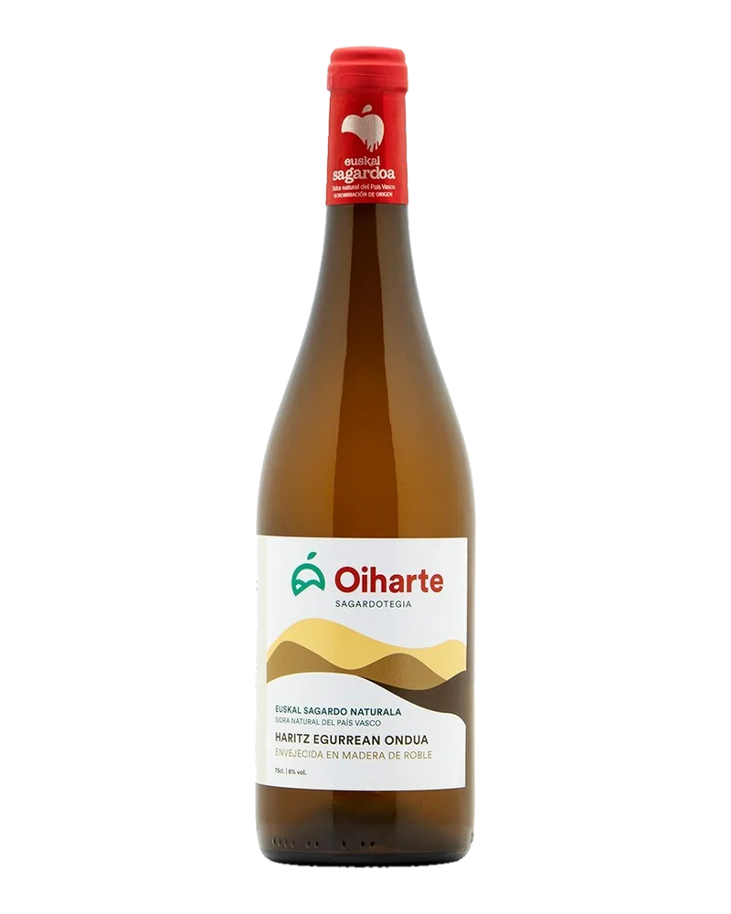 Botella color miel de Oiharte envejecida en roble, con etiqueta blanca de ondas doradas y cápsula roja de la DO