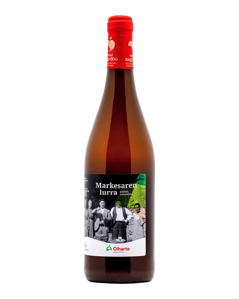 Botella oscura de Oiharte Markesaren Lurra con una foto antigua de baserritarras en la etiqueta y cápsula roja