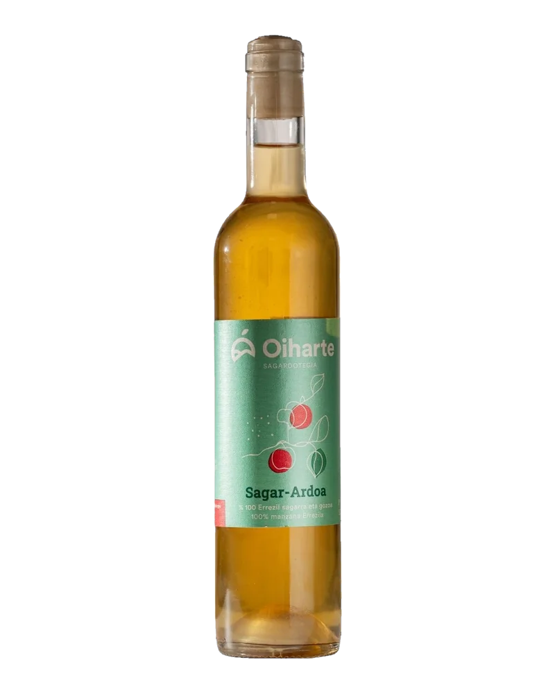 Botella esbelta de Oiharte Sagar-Ardoa, de color dorado, con etiqueta verde de manzanas