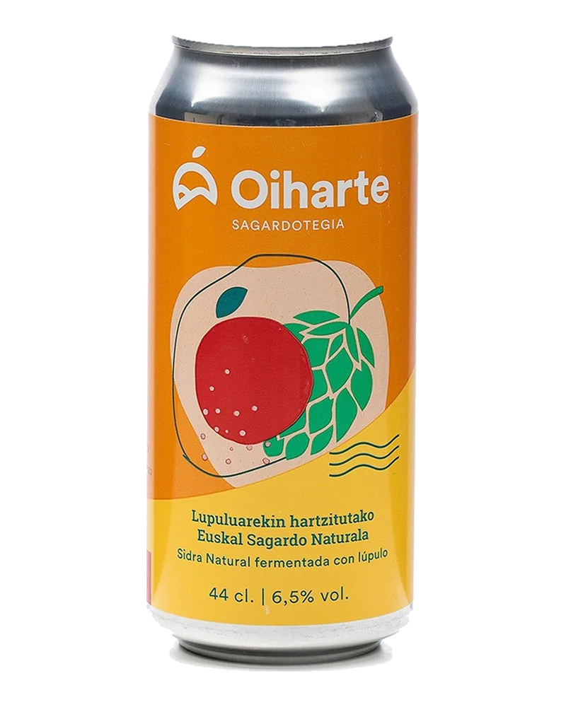 Lata naranja de sidra con lúpulo de Oiharte, con una manzana y un cono de lúpulo dibujados