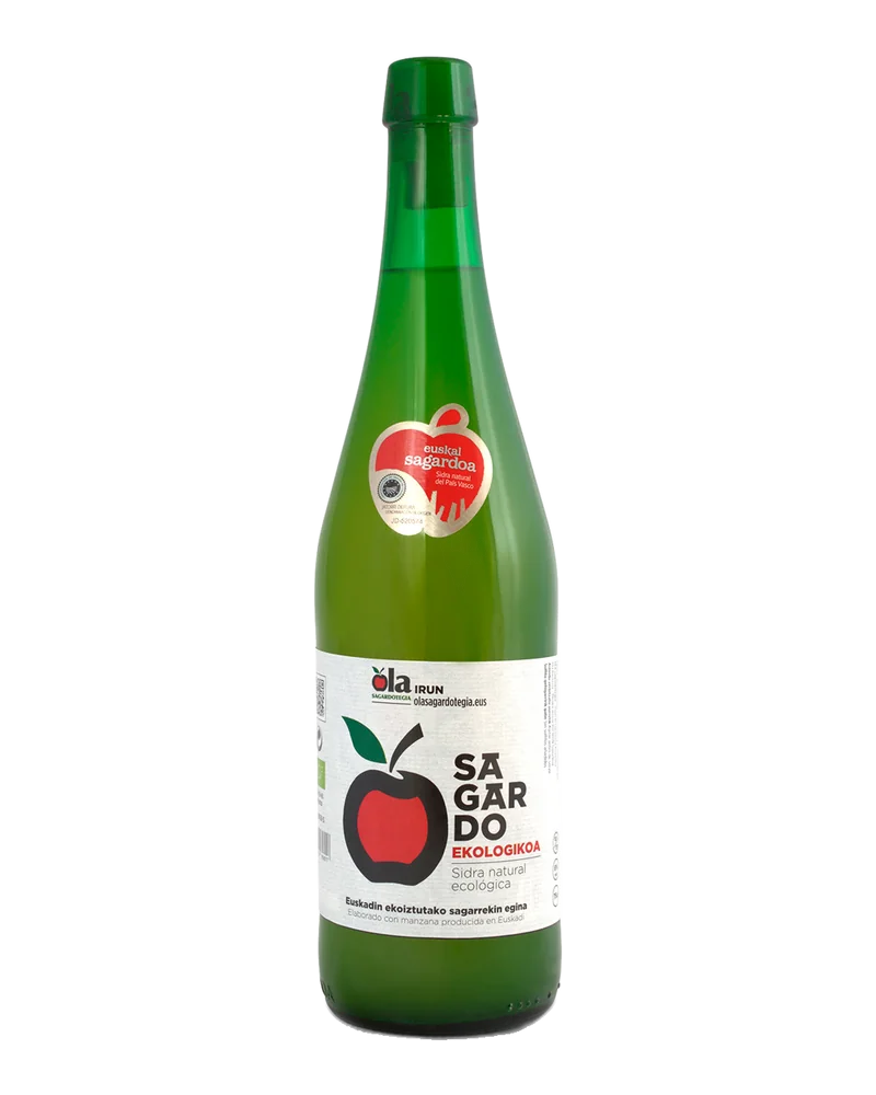 Bouteille verte d’Ola, étiquette blanche avec une pomme rouge dessinée, « Sagardo Ekologikoa » et le label Euskal Sagardoa