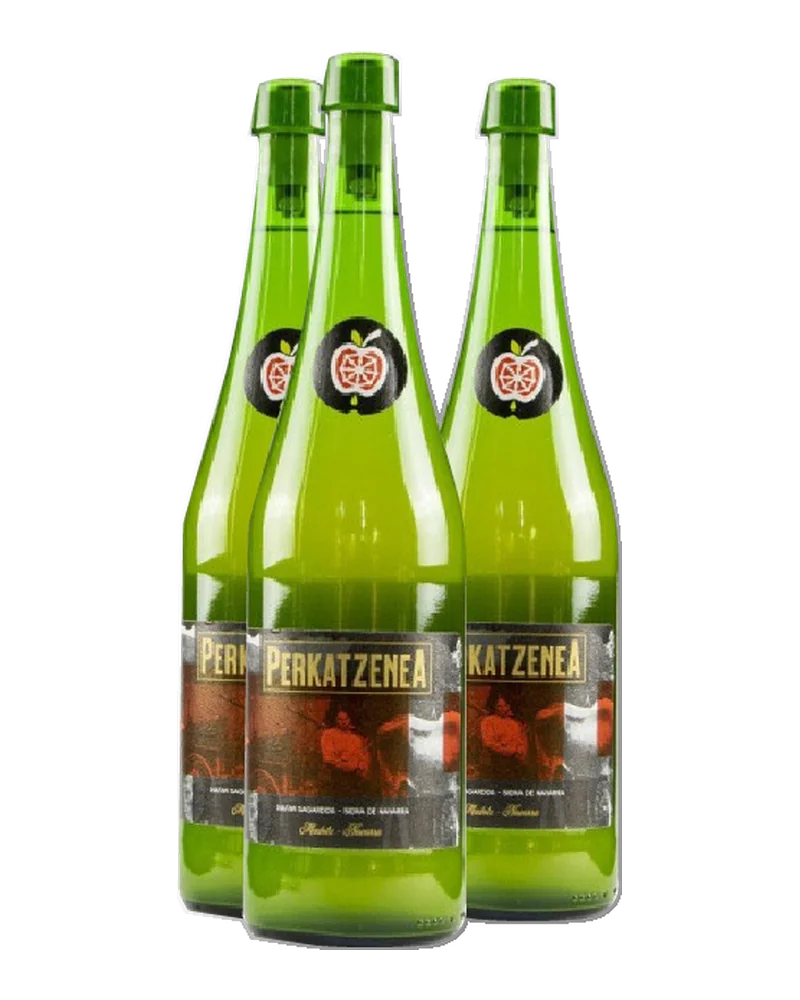 Tres botellas verdes de sidra natural Perkatzenea, con una manzana roja en el cuello y etiqueta oscura con el nombre del caserío