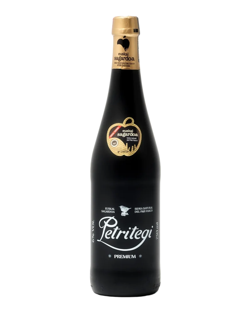 Botella negra de sidra Petritegi Premium, con cápsula dorada