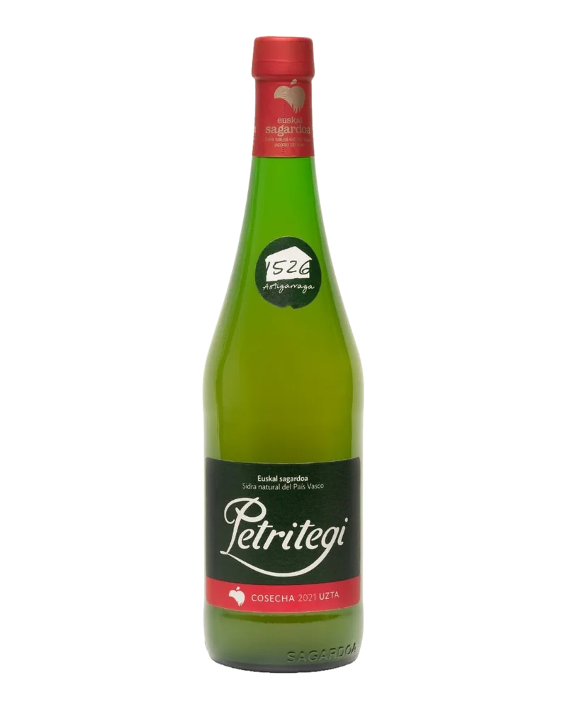 Bouteille verte de cidre Petritegi AOP Euskal Sagardoa, étiquette noire et capsule rouge