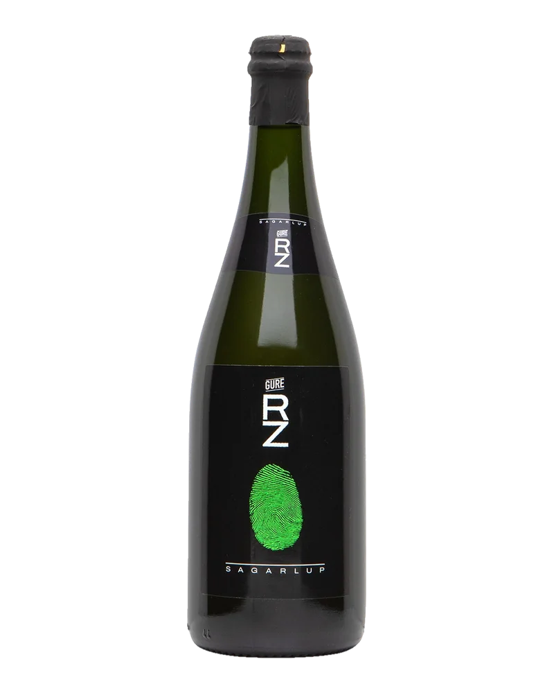 Botella negra de sidra con lúpulo de Zabala, con las letras RZ y una huella verde en la etiqueta
