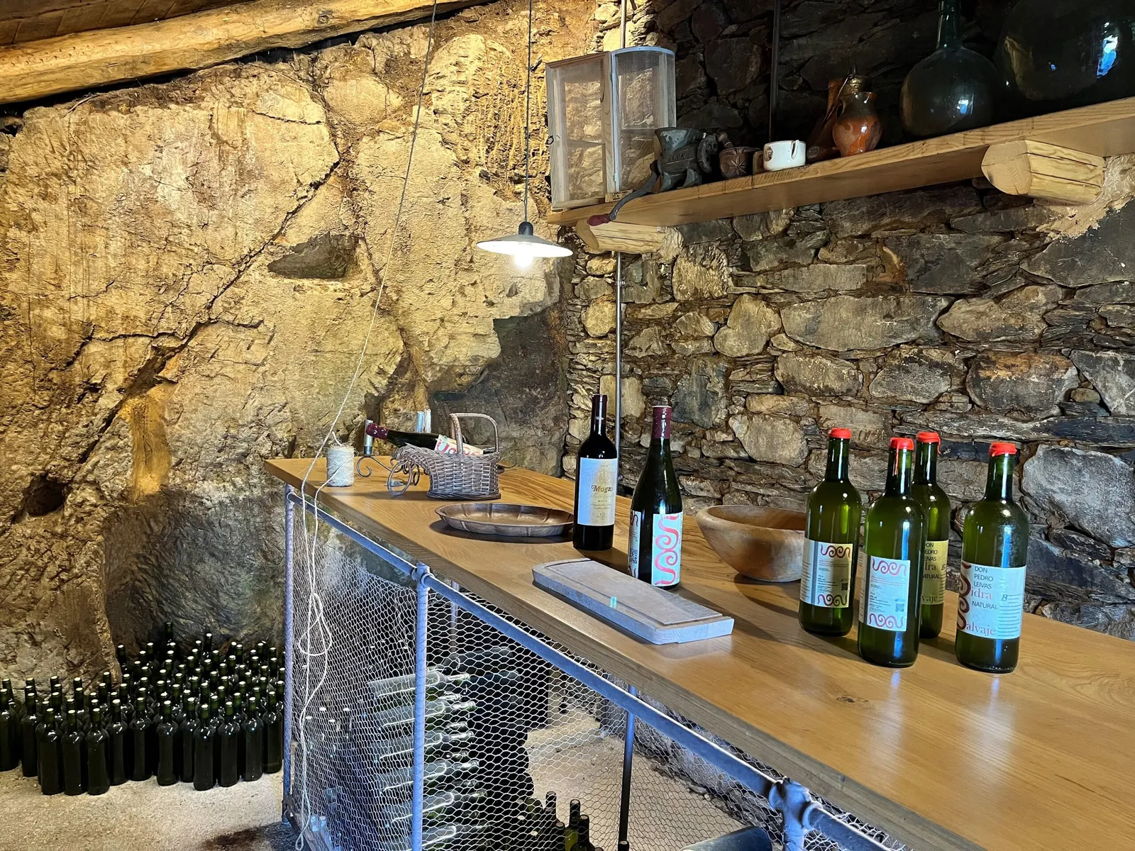 Comptoir de la cantine creusée dans la roche, avec des bouteilles de Sidra Salvaje