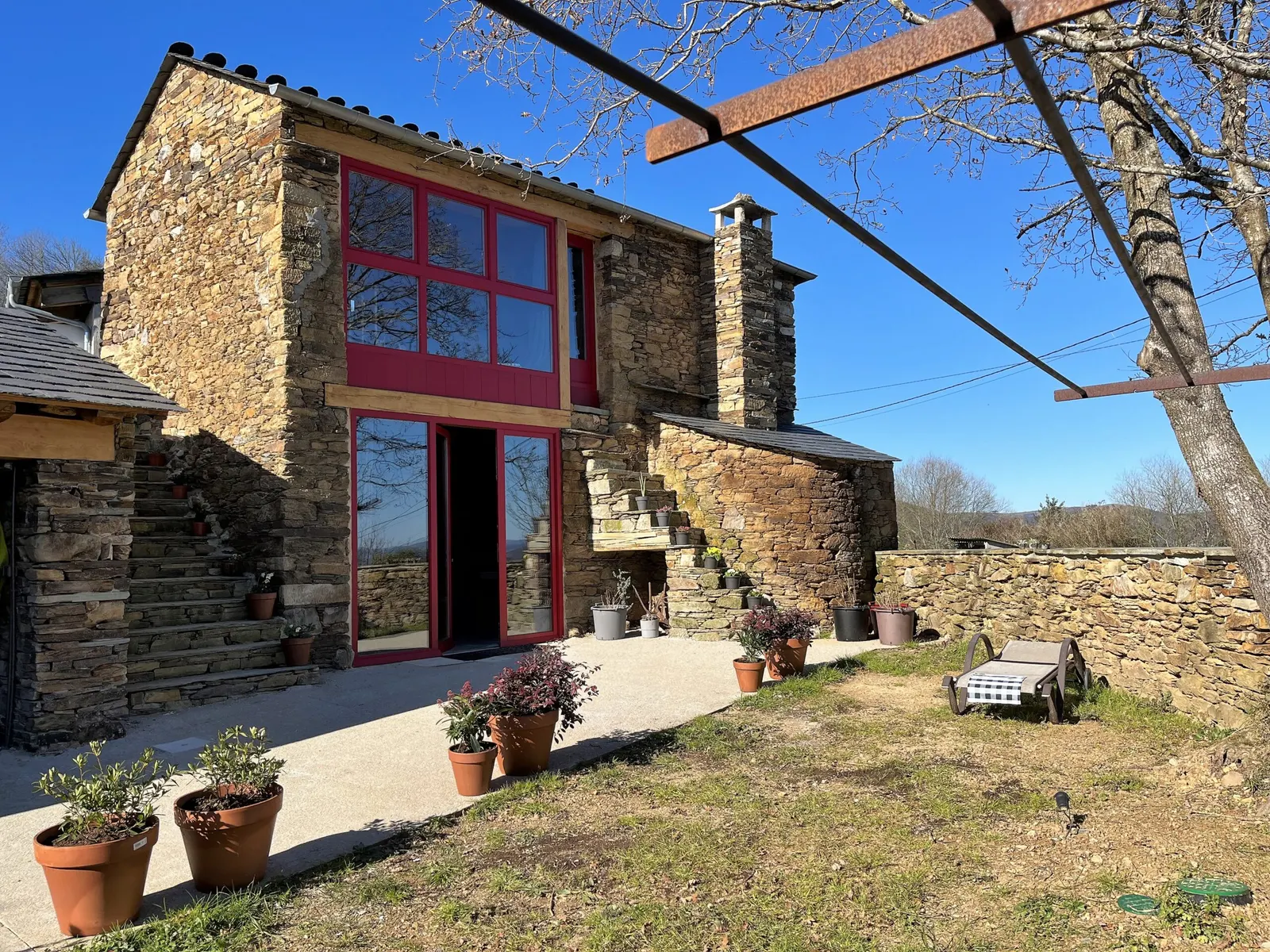 Bâtiment du chai en pierre et ardoise, rénové