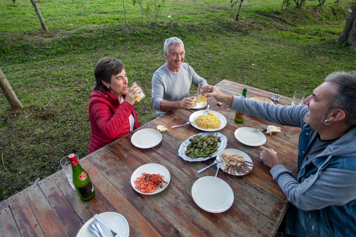 Comida al aire libre con sidra Ekain entre los manzanos