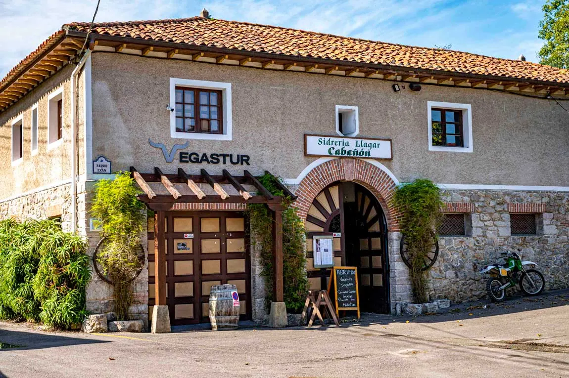 Fachada de piedra de la sidrería El Cabañón en Naves