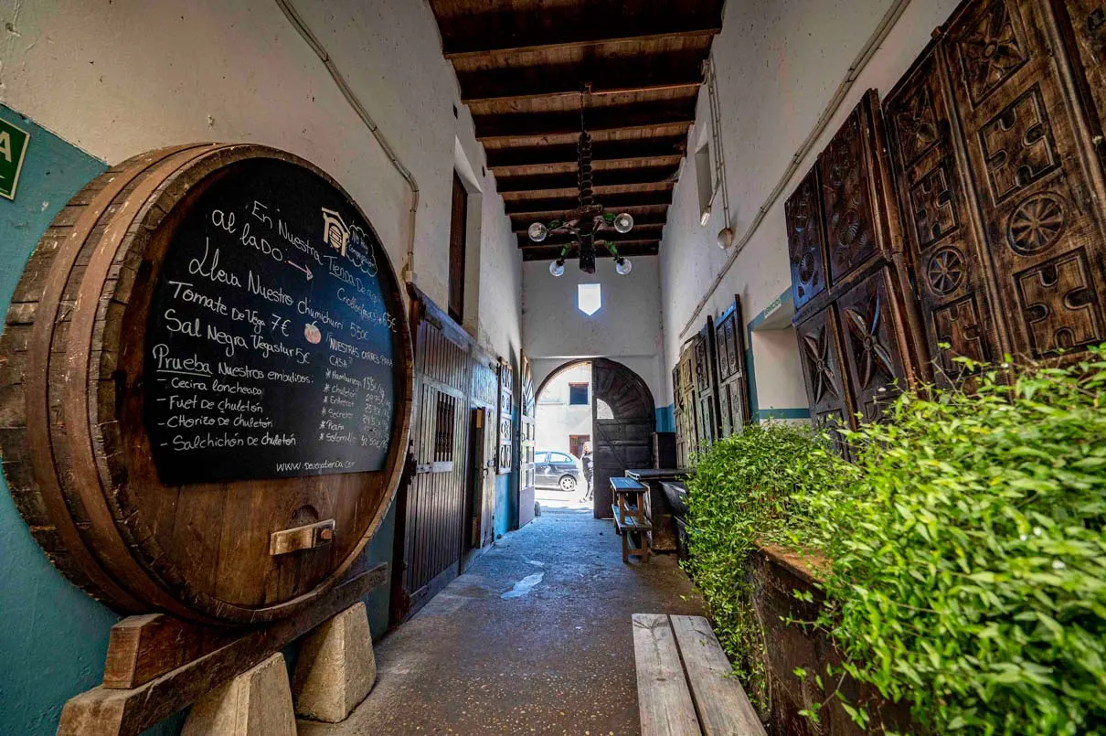 Pasillo de entrada con un tonel convertido en pizarra