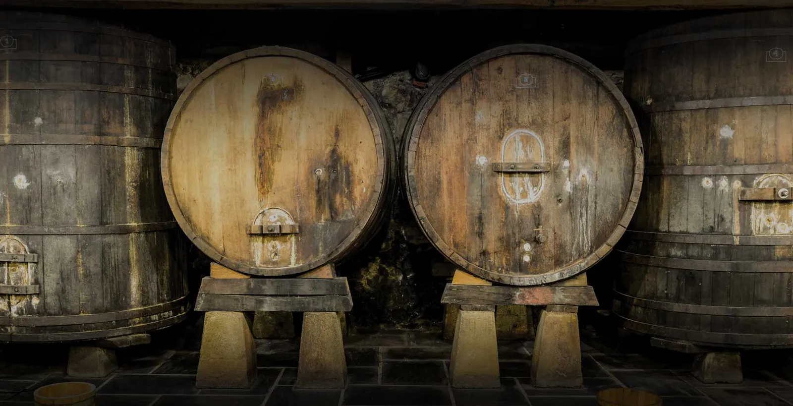 Kupelas de madera en la bodega de la sidrería Lizeaga