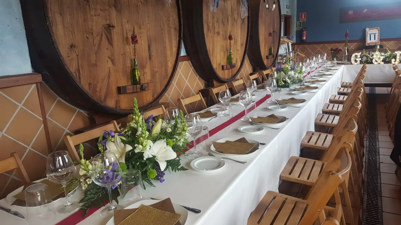 Mesa de celebración montada junto a los grandes toneles del llagar