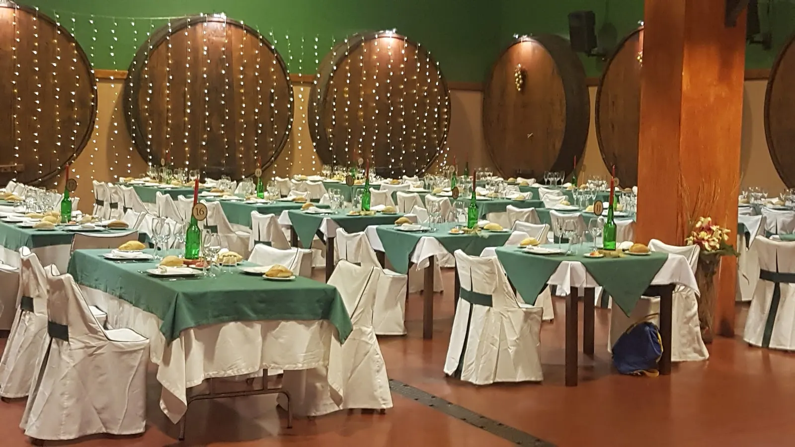 Salón de celebraciones montado entre grandes toneles de castaño