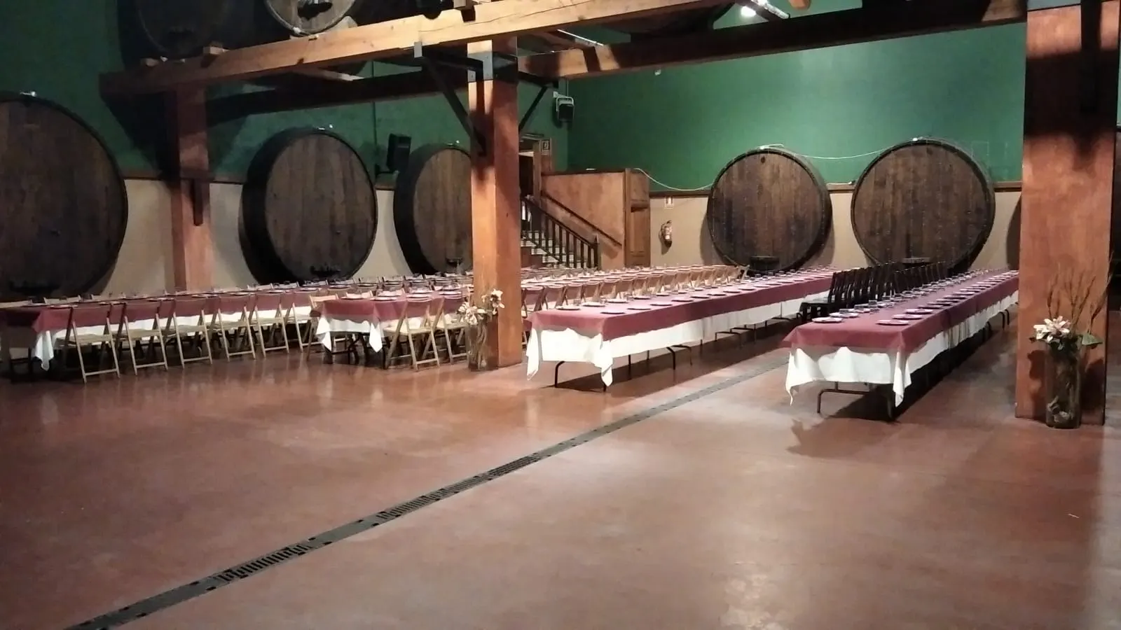 Comedor con mesas corridas para espichas junto a los toneles