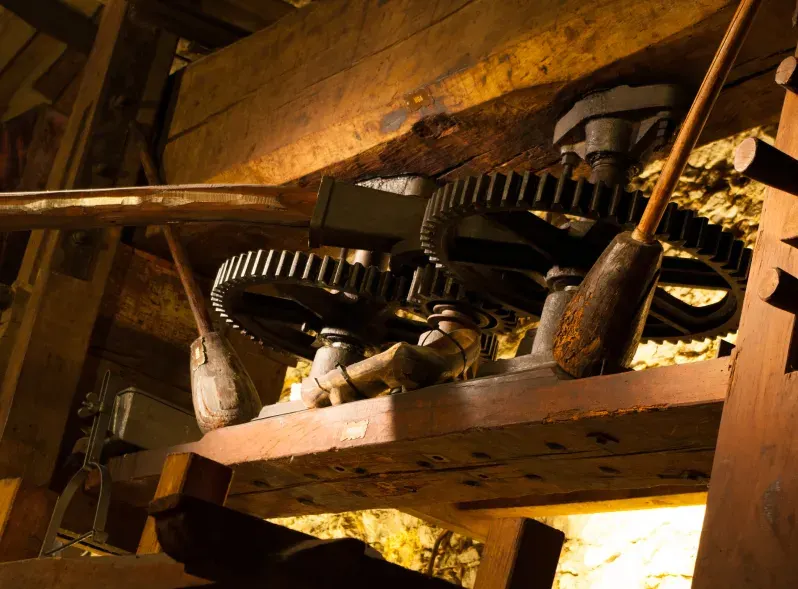Ancien pressoir à cidre avec des engrenages en fer