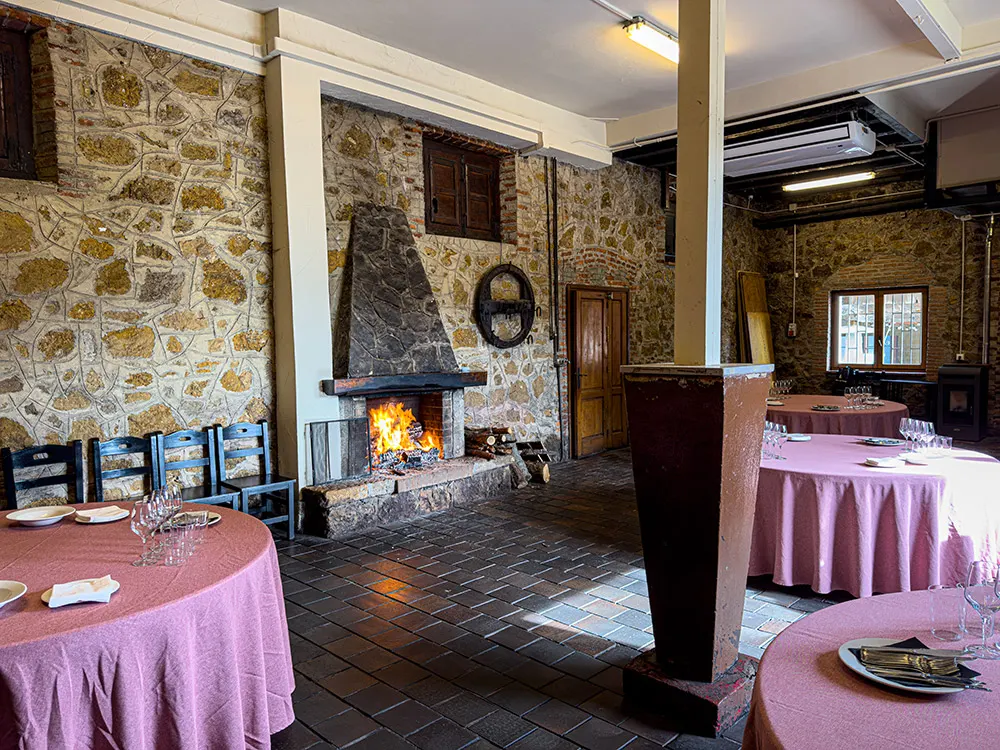 Salón del Llagar Quelo con mesas preparadas para una celebración
