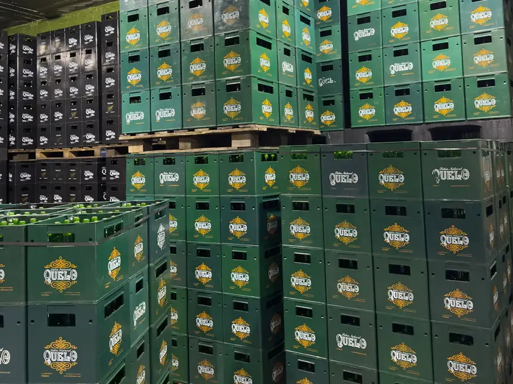 Cajas de botellas de Sidra Quelo apiladas en el llagar