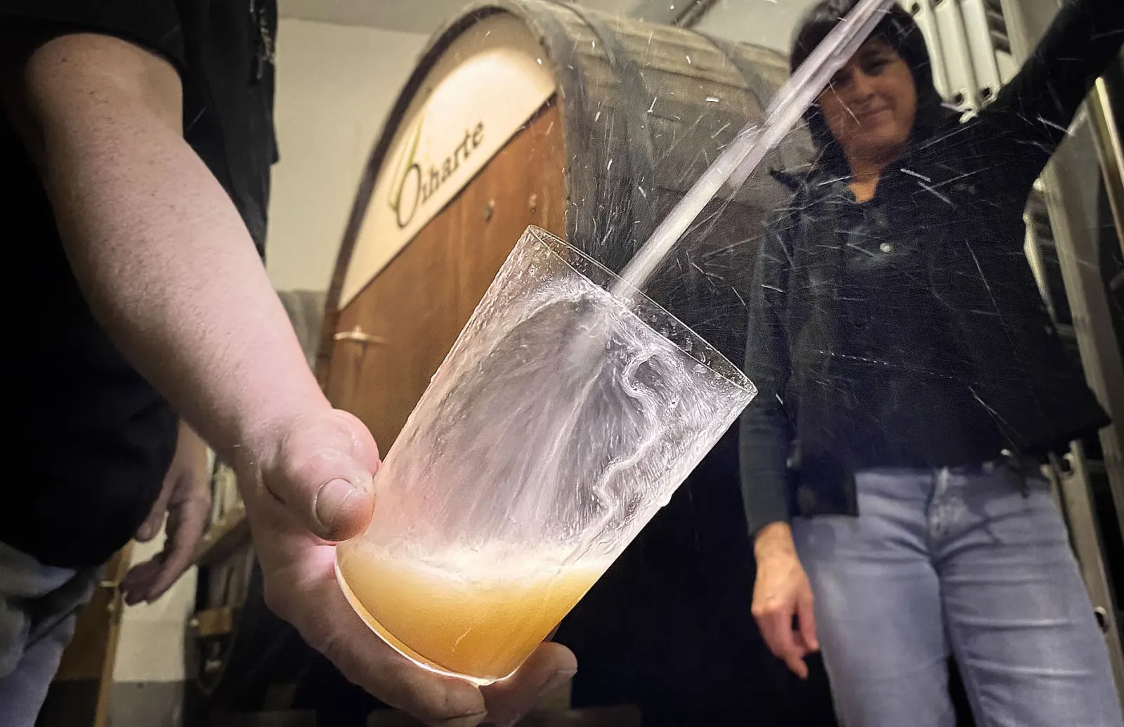 Txotx en Oiharte, con el chorro de sidra de la kupela cayendo en el vaso