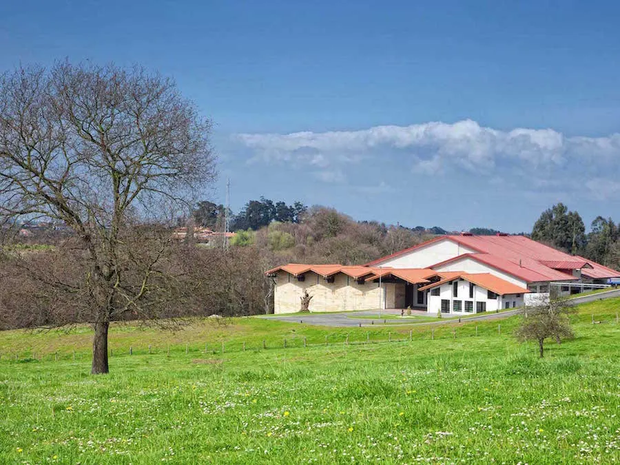Cider mill building in Quintueles surrounded by meadows