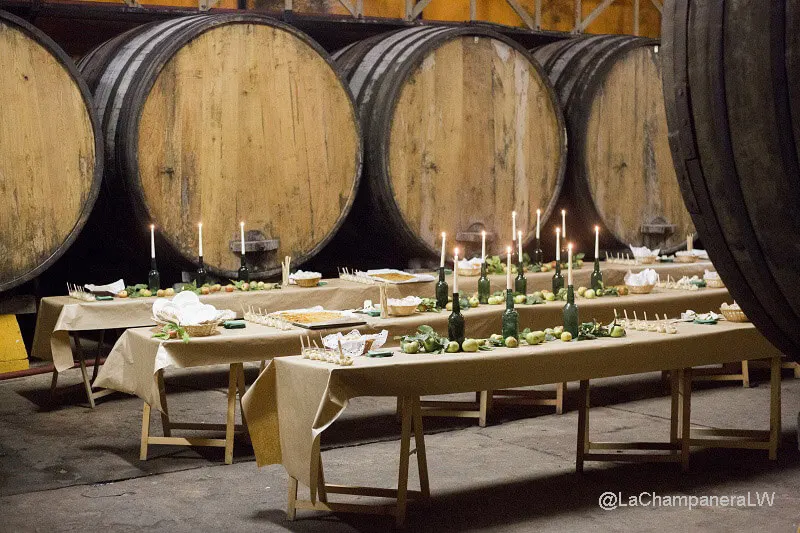 Mesas preparadas para una espicha entre los toneles