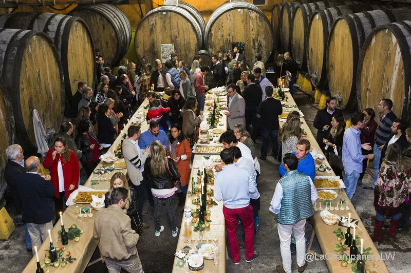 Grupo celebrando una espicha en la bodega