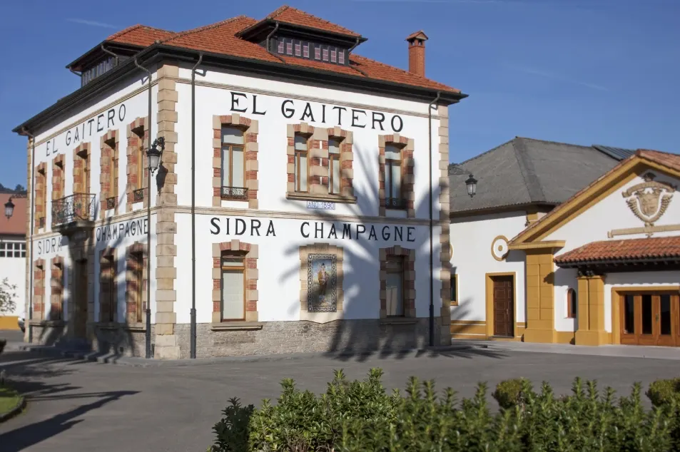 Antiguo edificio de dirección de El Gaitero, de 1890, con el rótulo «Sidra Champagne»