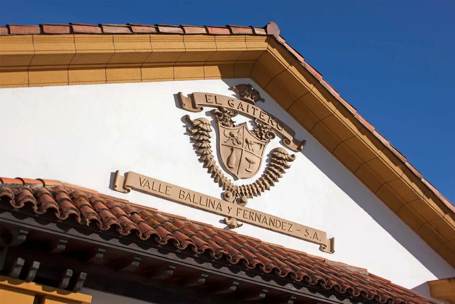 Escudo de Valle, Ballina y Fernández en la fachada de las instalaciones