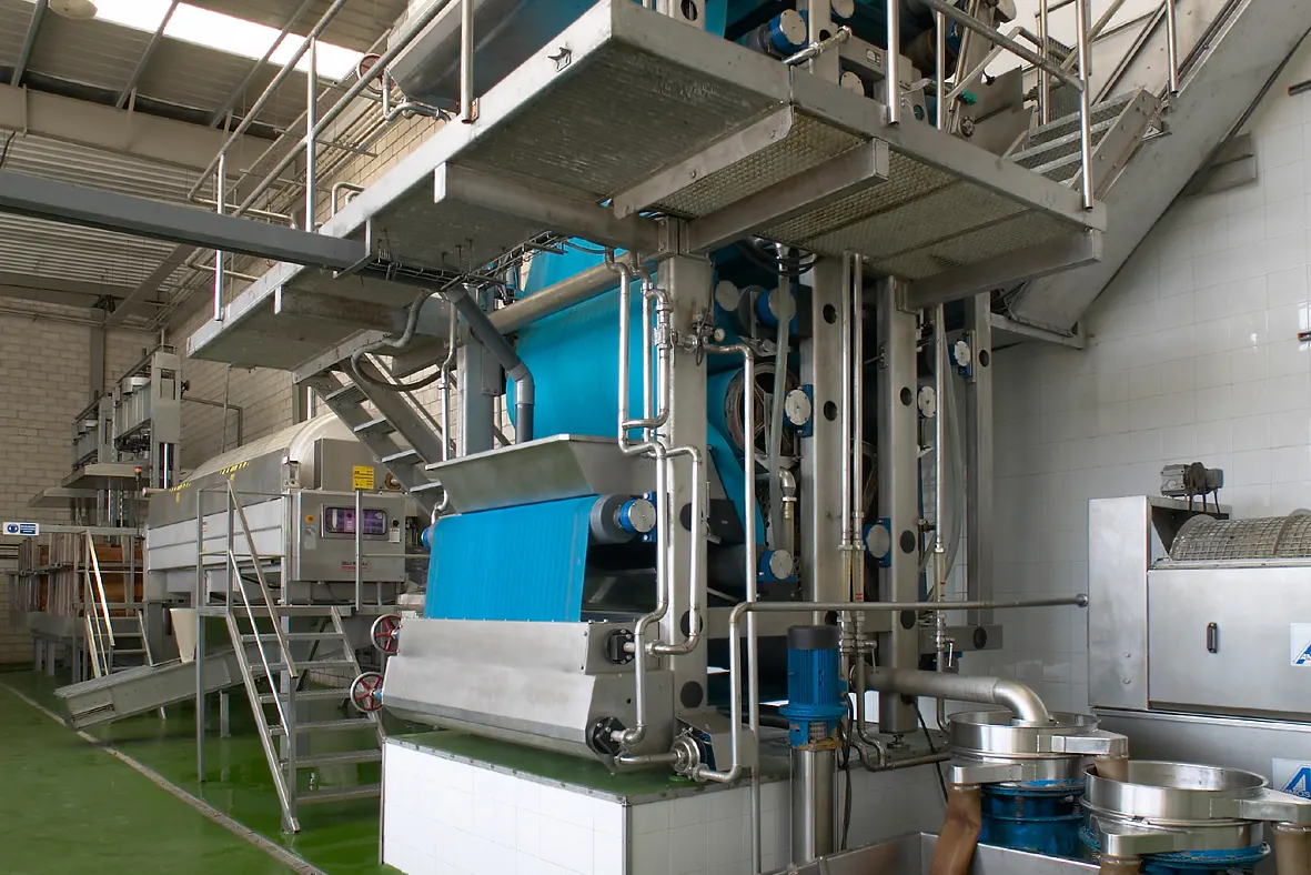 Stainless steel belt press in the pressing room