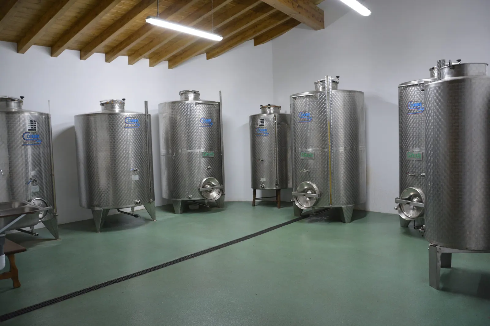 Bodega de Trebiñu con los depósitos de acero inoxidable para la sidra