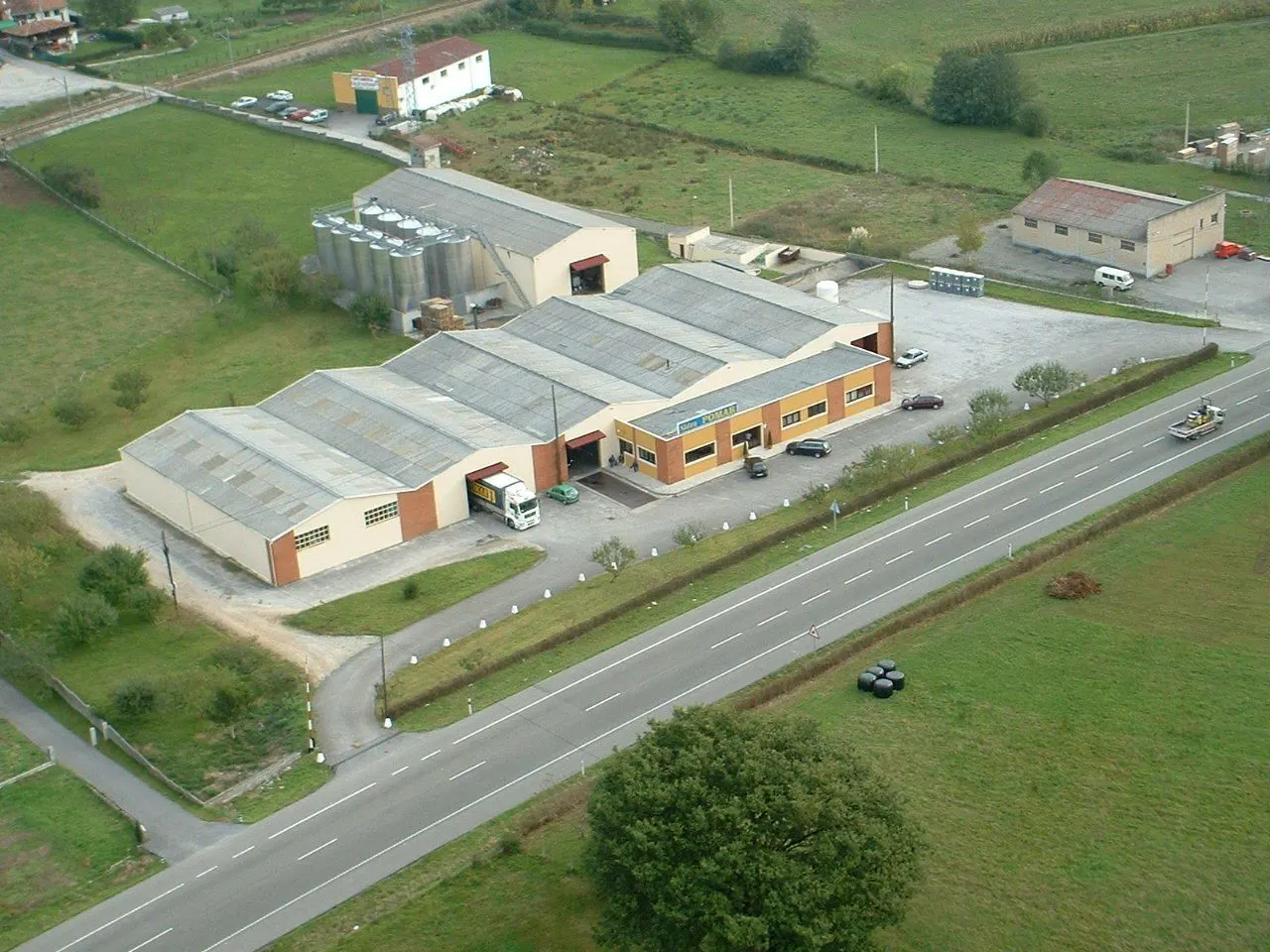 Vista aérea de las instalaciones de Sidra Viuda de Angelón rodeadas de prados
